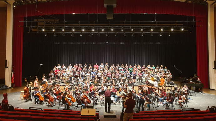 a wide shot of the choir and orchestra on stage at 赌博娱乐平台网址大全's 2023 合唱联盟 Concert