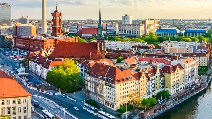 View of cityscape and river in Berlin, 德国y