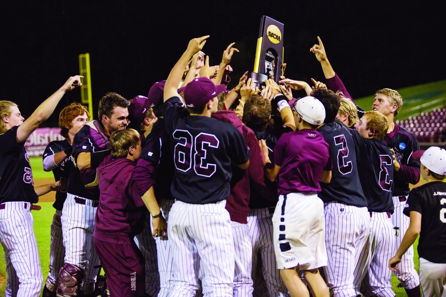 赌博娱乐平台网址大全 Baseball celebrates with the DIII National Championship trophy.