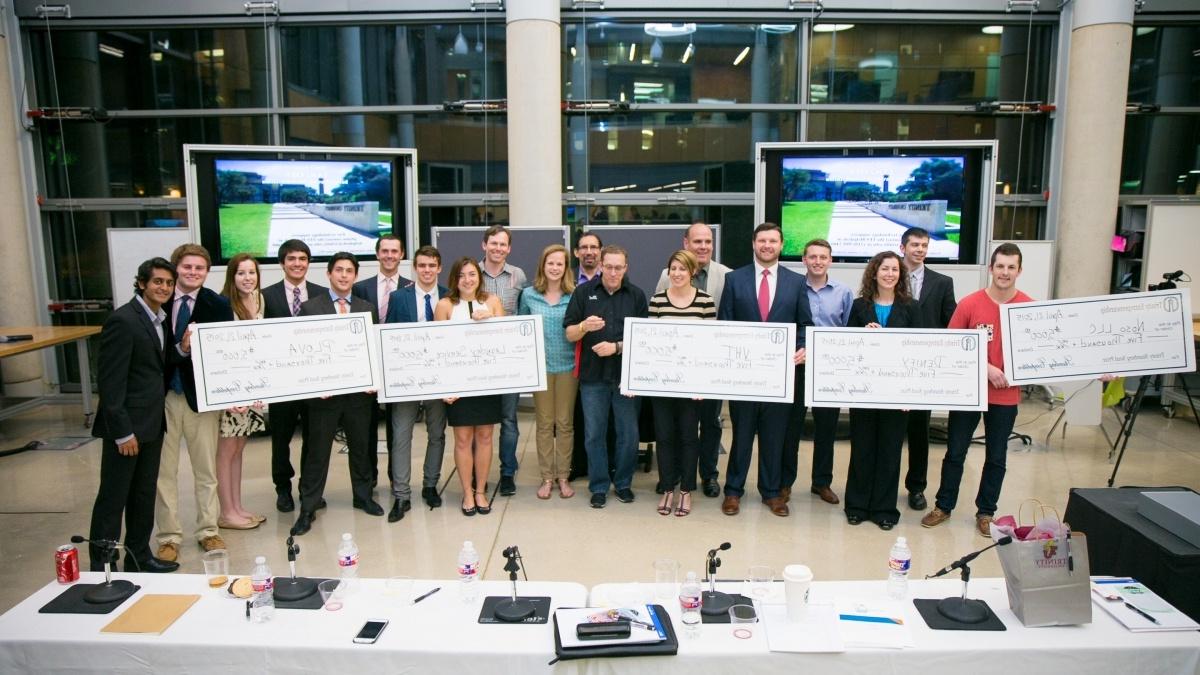 Prize winners from 赌博娱乐平台网址大全's entrepreneurship program pose for a group photo