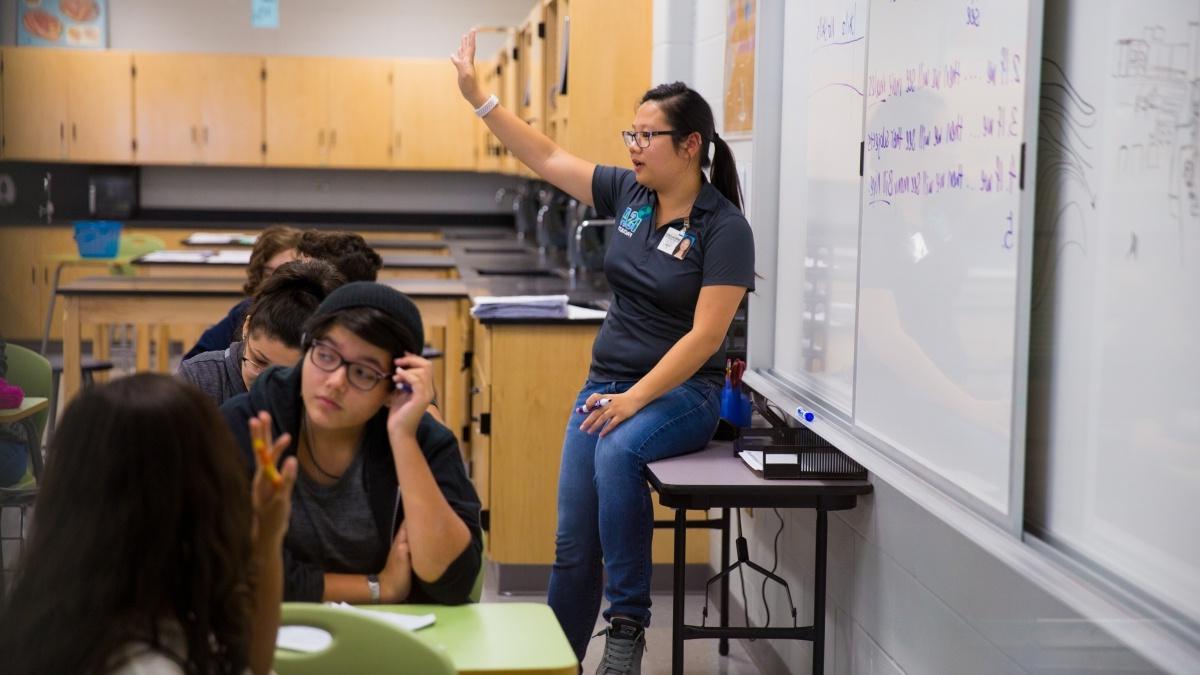 赌博娱乐平台网址大全 student teaching a high school classroom, while standing at whiteboard