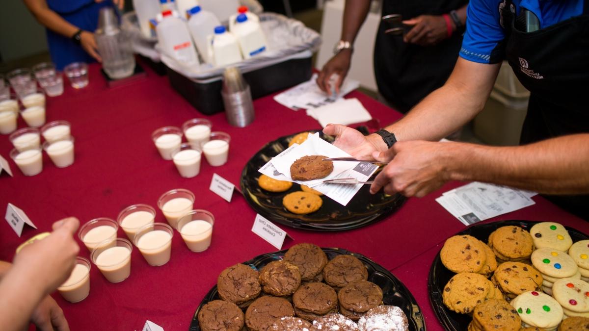 Cookies and milk are served to 赌博娱乐平台网址大全 students at Student Involvement event.